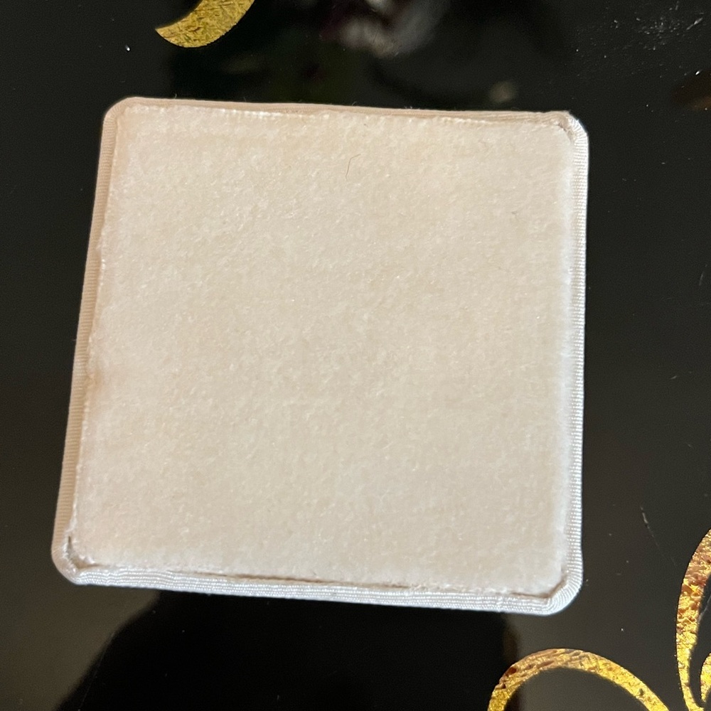 Avon Powder Compact with Scrollwork Latch Square Gold-tone Metal - Picture 7 of 8